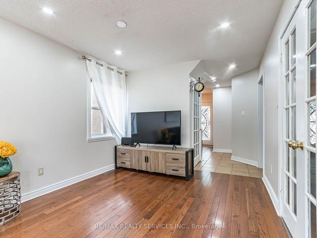 65 Gilgorm Rd, Townhouse with 3 bedrooms, 3 bathrooms and 2 parking in Brampton ON | Image 37