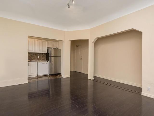 MAIN - 2011 Dundas St W, House detached with 2 bedrooms, 1 bathrooms and 1 parking in Toronto ON | Image 3