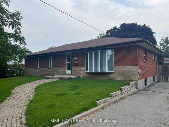 MAIN - 255 Garrard Rd, House detached with 3 bedrooms, 1 bathrooms and 4 parking in Whitby ON | Image 3