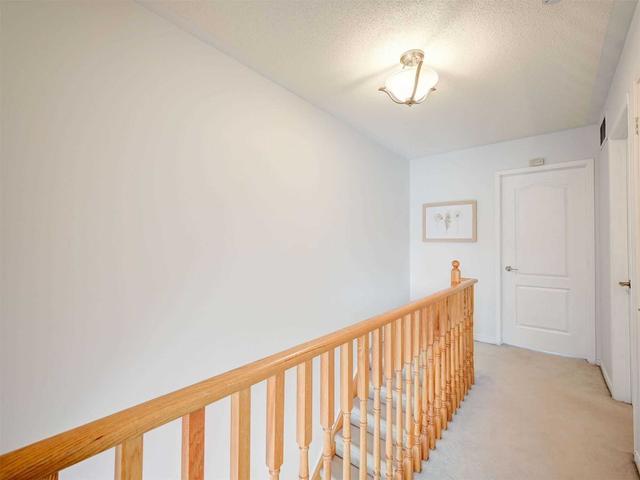 884 Scollard Crt, Townhouse with 3 bedrooms, 2 bathrooms and 2 parking in Mississauga ON | Image 10