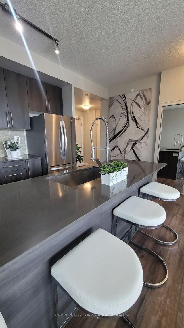 1104 - 510 Curran Pl, Condo with 2 bedrooms, 2 bathrooms and 2 parking in Mississauga ON | Image 3