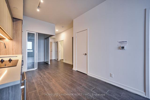 803 - 2020 Bathurst St, Condo with 2 bedrooms, 2 bathrooms and 1 parking in York ON | Image 5