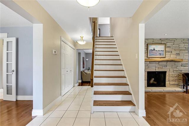 886 Plante Dr, House detached with 4 bedrooms, 3 bathrooms and 4 parking in Ottawa ON | Image 3