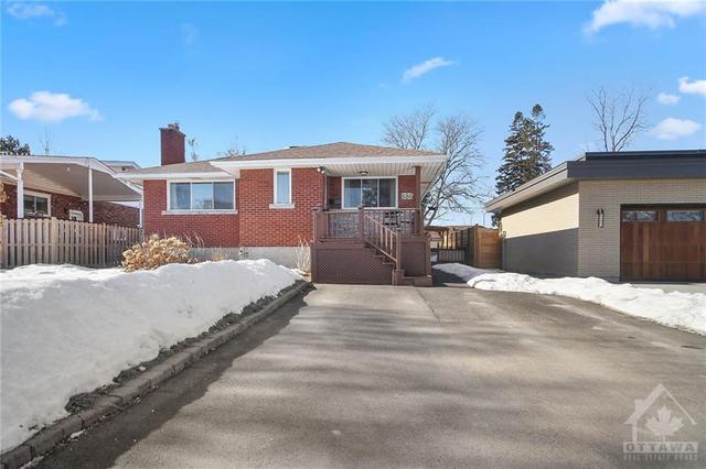 886 Duberry St, House detached with 3 bedrooms, 1 bathrooms and 6 parking in Ottawa ON | Image 2