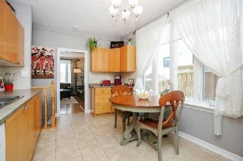 908 10 Th St, House detached with 3 bedrooms, 2 bathrooms and 3 parking in Mississauga ON | Image 2