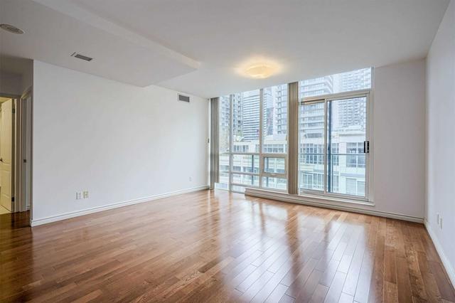 PH1 - 263 Wellington St W, Condo with 1 bedrooms, 1 bathrooms and 1 parking in Toronto ON | Image 2