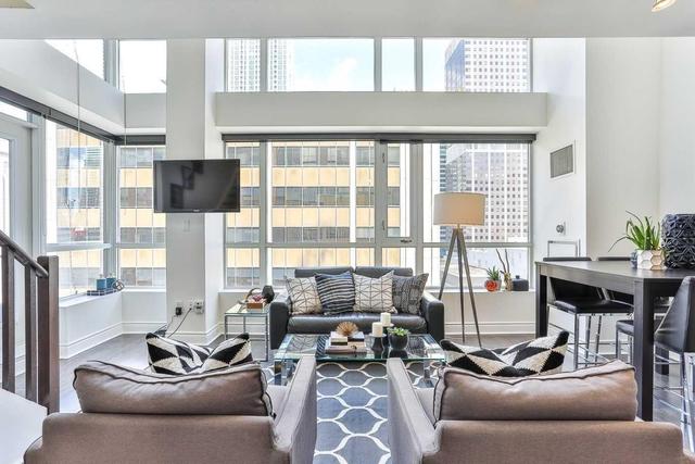 909 - 80 Cumberland St, Condo with 3 bedrooms, 3 bathrooms and 1 parking in Toronto ON | Image 2