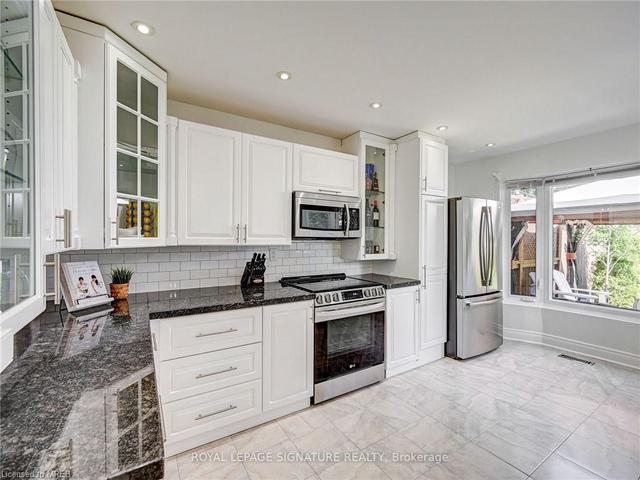 733 Middleton Cres, House semidetached with 3 bedrooms, 1 bathrooms and 2 parking in Milton ON | Image 2