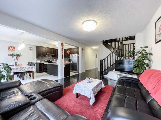 9 Hyacinth St, House attached with 4 bedrooms, 3 bathrooms and 2 parking in Markham ON | Image 2