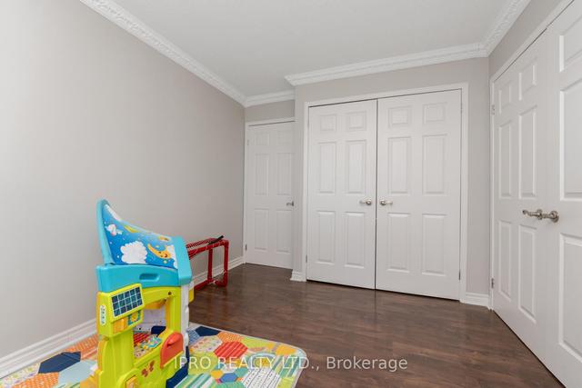 1109 - 10 Malta Ave, Condo with 3 bedrooms, 2 bathrooms and 1 parking in Brampton ON | Image 9