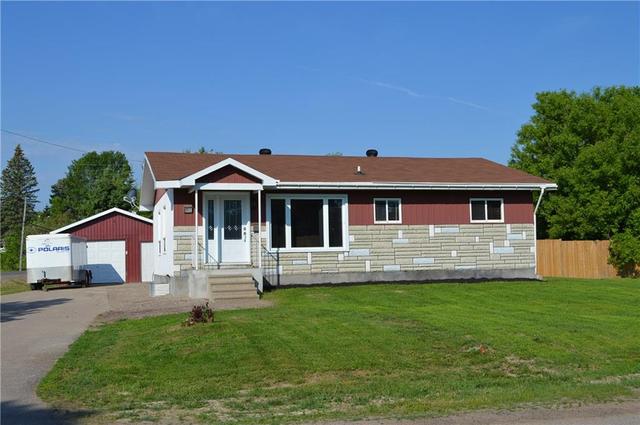 803 Easy St, House detached with 3 bedrooms, 2 bathrooms and 5 parking in Pembroke ON | Image 1