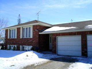 909 Monaghan Rd, House detached with 3 bedrooms, 1 bathrooms and 6 parking in Peterborough ON | Image 2