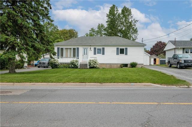 1038 Woodbine Rd, House detached with 3 bedrooms, 1 bathrooms and 5 parking in Kingston ON | Image 2