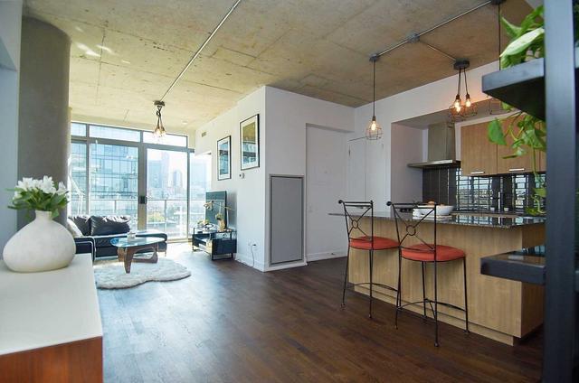 909 - 650 King St W, Condo with 2 bedrooms, 1 bathrooms and 1 parking in Toronto ON | Image 2