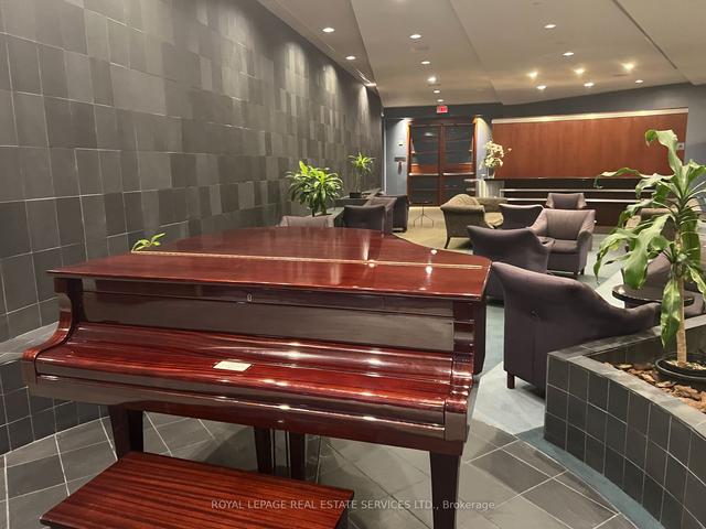 811 - 38 Elm St, Condo with 2 bedrooms, 2 bathrooms and 1 parking in Toronto ON | Image 4