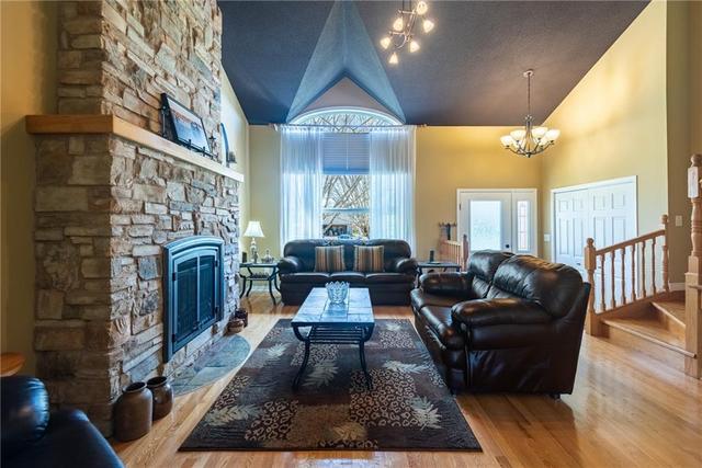 184 Pleasantview Dr, House detached with 4 bedrooms, 3 bathrooms and 6 parking in Laurentian Valley ON | Image 9