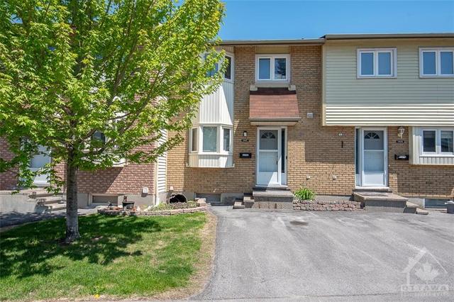 C - 1747 Lamoureux Dr, Townhouse with 3 bedrooms, 2 bathrooms and 1 parking in Ottawa ON | Image 2