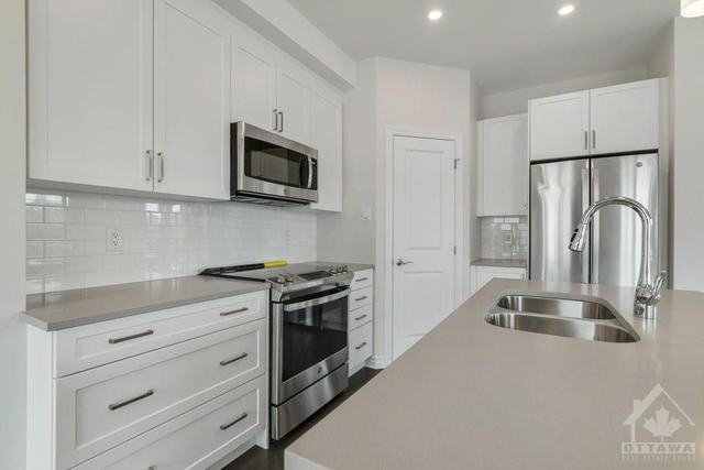 108 Wabikon Cres, Townhouse with 4 bedrooms, 4 bathrooms and 4 parking in Ottawa ON | Image 8