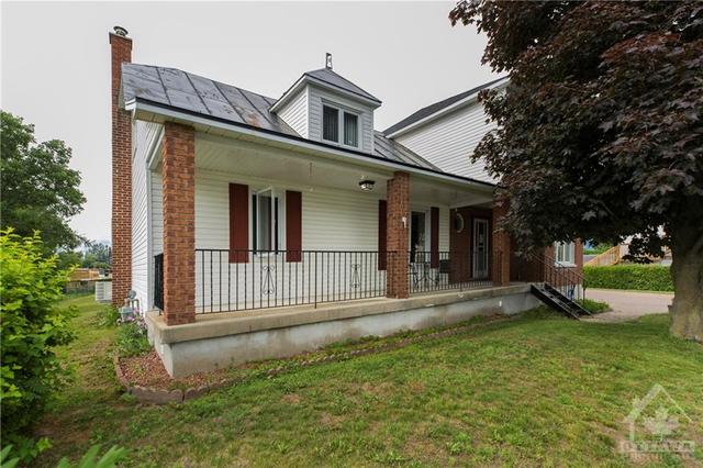 885 Lacroix Rd, Townhouse with 3 bedrooms, 2 bathrooms and 8 parking in Hammond ON | Image 2