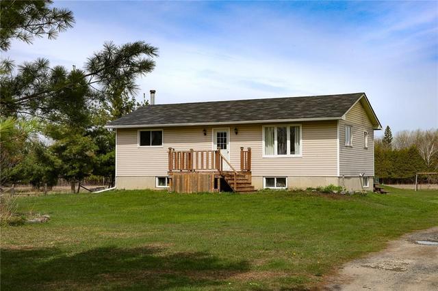 13325 County Road 18 Rd, House detached with 2 bedrooms, 2 bathrooms and 12 parking in South Dundas ON | Image 1