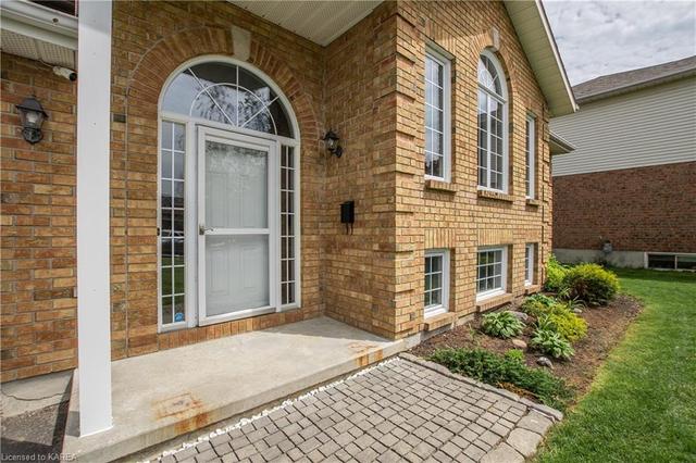 886 Irving Crt, House detached with 4 bedrooms, 2 bathrooms and 4 parking in Kingston ON | Image 4