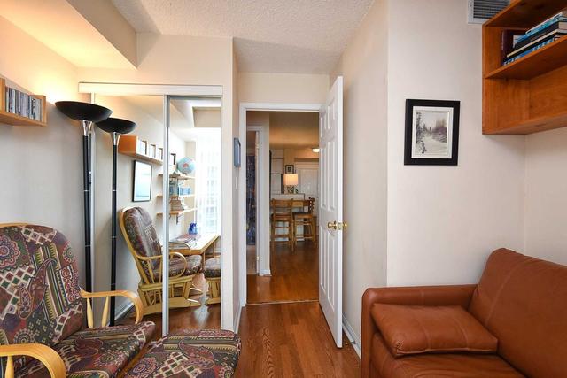 909 - 23 Lorraine Dr, Condo with 2 bedrooms, 2 bathrooms and 1 parking in North York ON | Image 6