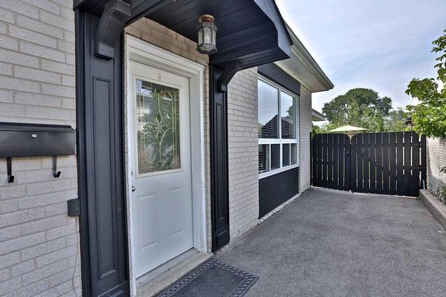 883 10 Th St, House detached with 3 bedrooms, 2 bathrooms and 3 parking in Mississauga ON | Image 3