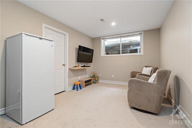 1778 Jersey St, Townhouse with 3 bedrooms, 2 bathrooms and 3 parking in Ottawa ON | Image 23