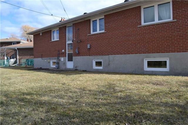 MAIN - 14 Humberland Crt, House detached with 3 bedrooms, 2 bathrooms and 2 parking in Etobicoke ON | Image 8