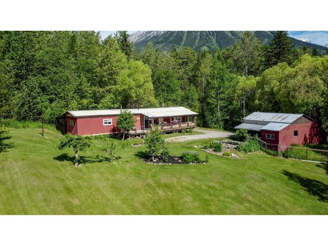 3002 Anderson Rd, House detached with 3 bedrooms, 2 bathrooms and null parking in Fernie BC | Image 1