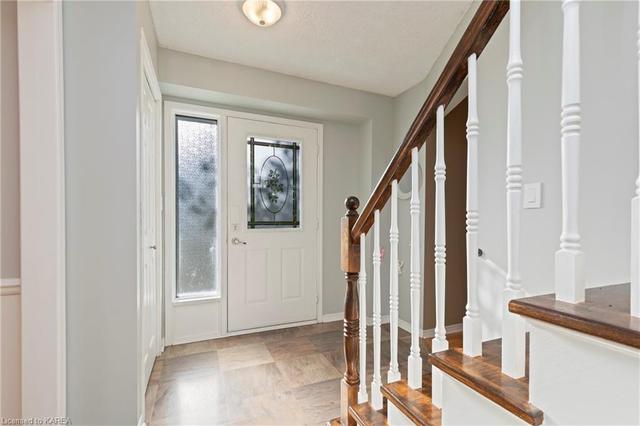 908 Plainview Pl, House detached with 3 bedrooms, 2 bathrooms and 5 parking in Kingston ON | Image 4