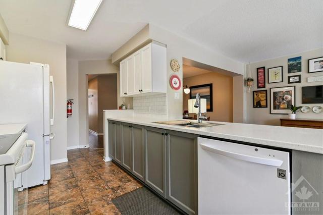 909 Schooner Cres, Townhouse with 3 bedrooms, 3 bathrooms and 3 parking in Gloucester ON | Image 8