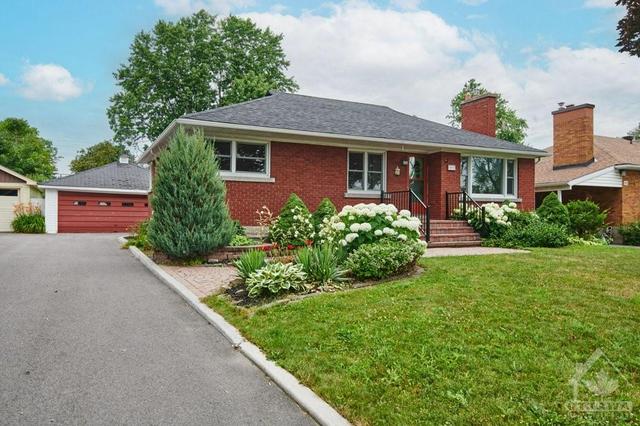 886 Denison Cres, House detached with 4 bedrooms, 2 bathrooms and 6 parking in Ottawa ON | Image 2