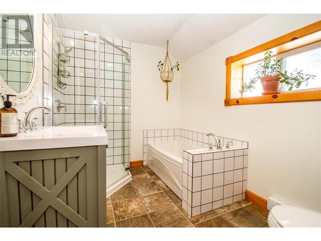1408 Third St W, House detached with 2 bedrooms, 1 bathrooms and 1 parking in Revelstoke BC | Image 14
