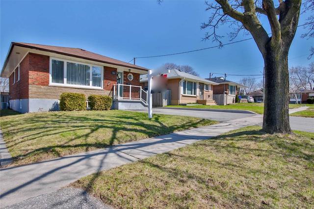 885 Myers St, House detached with 3 bedrooms, 2 bathrooms and 10 parking in Oshawa ON | Image 12