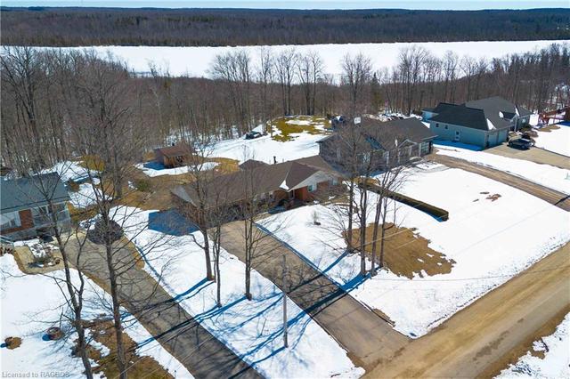 90 Carson Lake Cres, House detached with 3 bedrooms, 1 bathrooms and null parking in Sauble Beach ON | Image 36