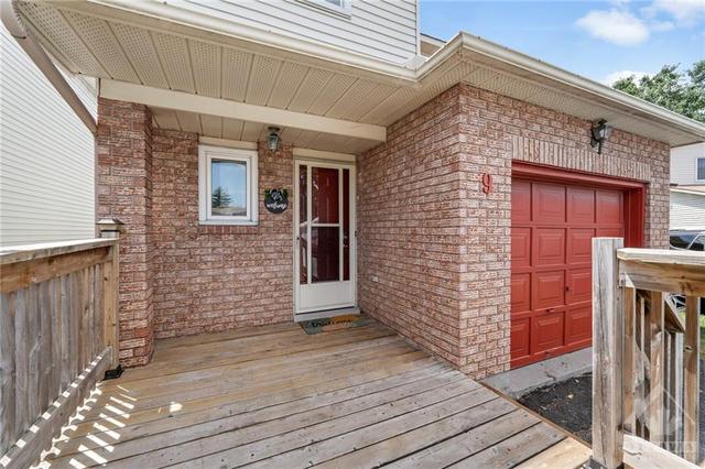 9 Kirkpatrick Crt, House detached with 3 bedrooms, 3 bathrooms and 3 parking in Kanata ON | Image 2