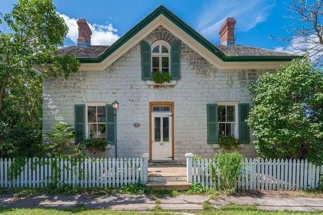 207 Main St, House detached with 3 bedrooms, 3 bathrooms and 2 parking in Kingston ON | Image 1