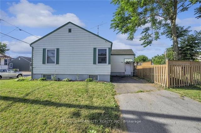 MAIN - 27 St George St, House detached with 3 bedrooms, 1 bathrooms and 2 parking in Saint Catharines ON | Image 8
