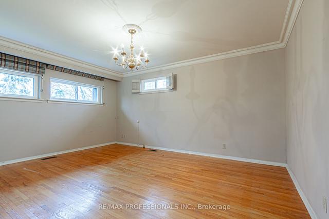 6 Mogul Dr, House detached with 5 bedrooms, 3 bathrooms and 4 parking in Toronto ON | Image 3