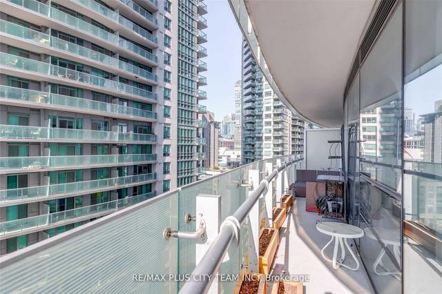 804 - 12 York St, Condo with 3 bedrooms, 2 bathrooms and 1 parking in Toronto ON | Image 10