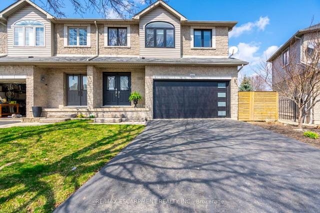 23 Foxborough Dr, House attached with 3 bedrooms, 2 bathrooms and 5.5 parking in Ancaster ON | Image 1