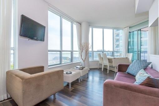 909 - 228 Queens Quay W, Condo with 2 bedrooms, 2 bathrooms and 1 parking in Toronto ON | Image 2