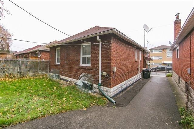 MAIN - 16 Glenside Ave, House detached with 2 bedrooms, 1 bathrooms and 1 parking in Toronto ON | Image 3