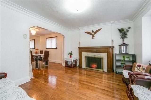 MAIN - 16 Glenside Ave, House detached with 2 bedrooms, 1 bathrooms and 1 parking in Toronto ON | Image 8