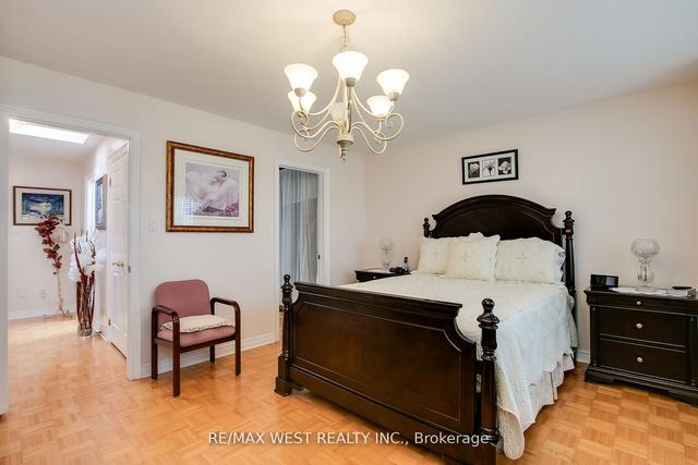 639 Caledonia Rd, House detached with 3 bedrooms, 3 bathrooms and 3 parking in York ON | Image 15
