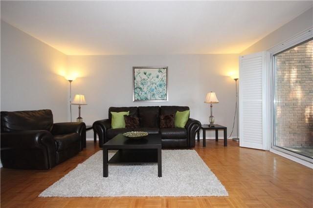 1270 Gainsborough Dr, Townhouse with 4 bedrooms, 2 bathrooms and 1 parking in Oakville ON | Image 3