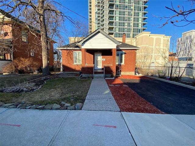 MAIN - 18 Elizabeth St N, House other with 2 bedrooms, 1 bathrooms and 1 parking in Brampton ON | Image 2