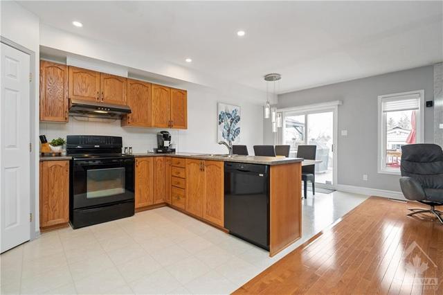 1778 Jersey St, Townhouse with 3 bedrooms, 2 bathrooms and 3 parking in Ottawa ON | Image 9