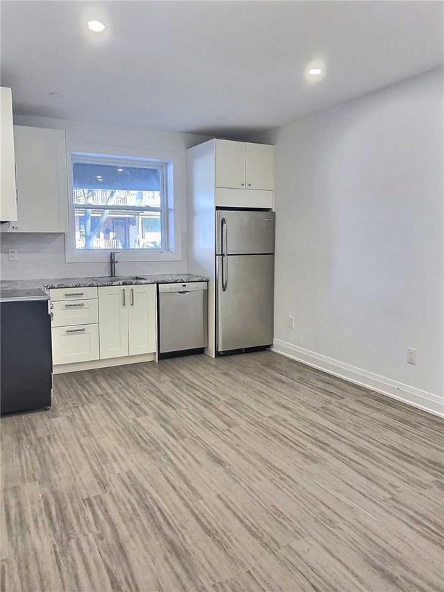 MAIN - 340 Howland Ave, House attached with 2 bedrooms, 1 bathrooms and 1 parking in Toronto ON | Image 9